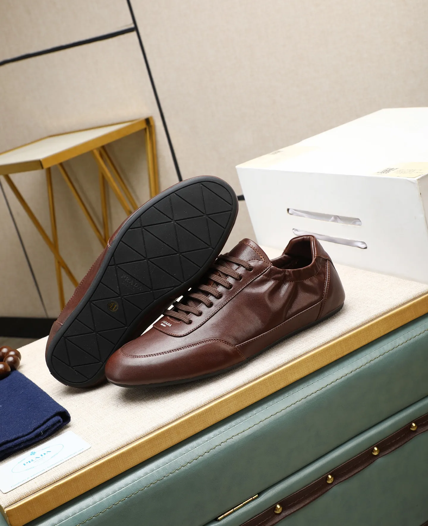 Men's shoes 💰 680 (top version) Product trademark: Prada "Prada" original casual shoes Regular size: 38-44 (can be customized to 45) Product materials: Original imported cowhide upper, original outsole.